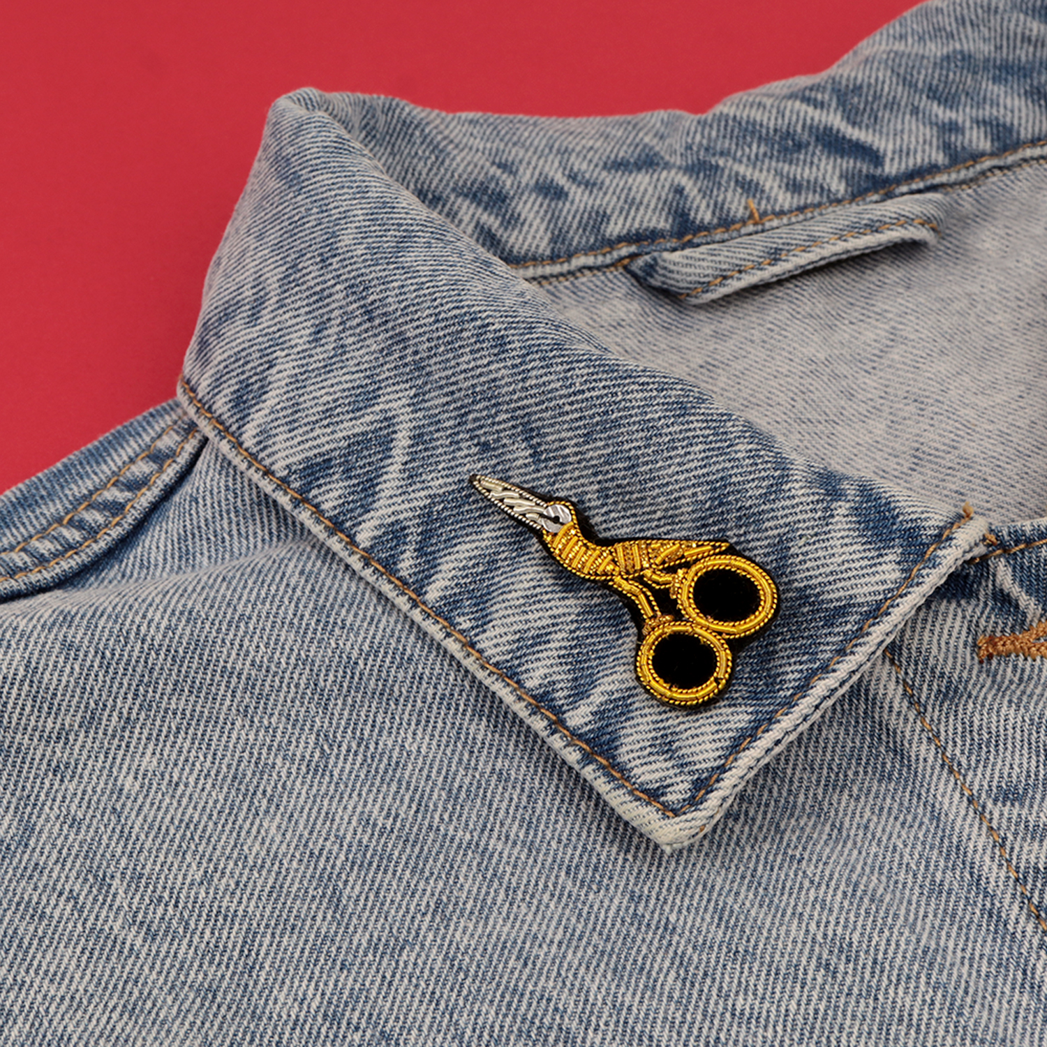 Broche ciseaux en « broderie or »