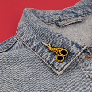 Broche ciseaux en « broderie or »