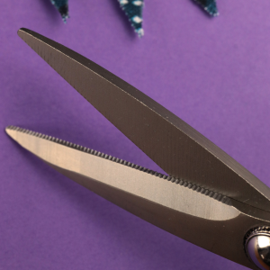 Ciseaux de précision micro-dentés – Grands anneaux souples - 2 couleurs - 17,5 x 9 cm